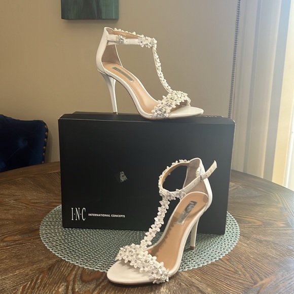 Selling white Summer Sandals with-little  diamonds . - Picture 4 of 6